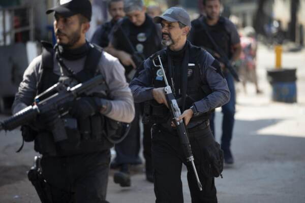 Rio de Janeiro, spari e granate tra narcos e polizia in una favela: 25 morti