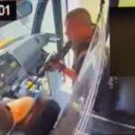 Usa, dirotta scuolabus con 18 studenti: le immagini choc delle telecamere di sicurezza