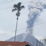 Indonesia: erutta il Sinabung, la colonna di cenere si leva in cielo