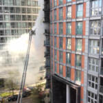 Londra, in fiamme un grattacielo: i vigili del fuoco domano il rogo