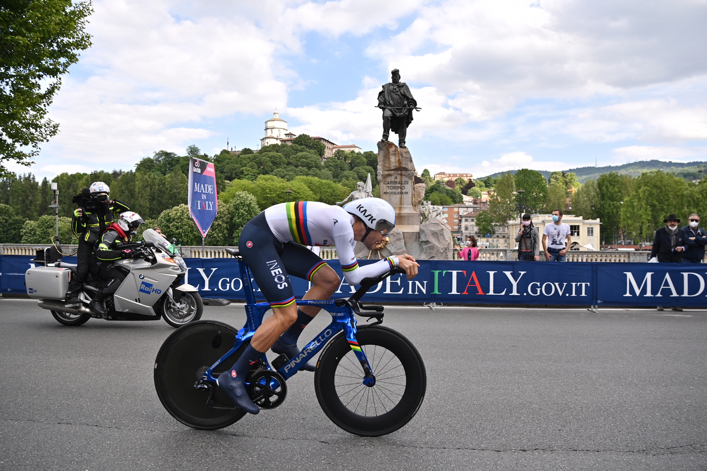 Giro d’Italia: Ganna vince la crono d’apertura a Torino ed è la prima maglia rosa