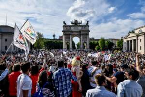 Milano, grande manifestazione per il Ddl Zan contro l'odio omotransfobico