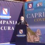 De Luca invita i turisti stranieri a Capri Covid Free: “We wait for you”. Poi canta ‘Malafemmena’