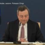 Ue, il siparietto di Draghi e il pavone in conferenza stampa: “Sente? Risponde lui…”