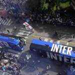Inter, arriva il pullman della squadra a San Siro: tifosi in delirio