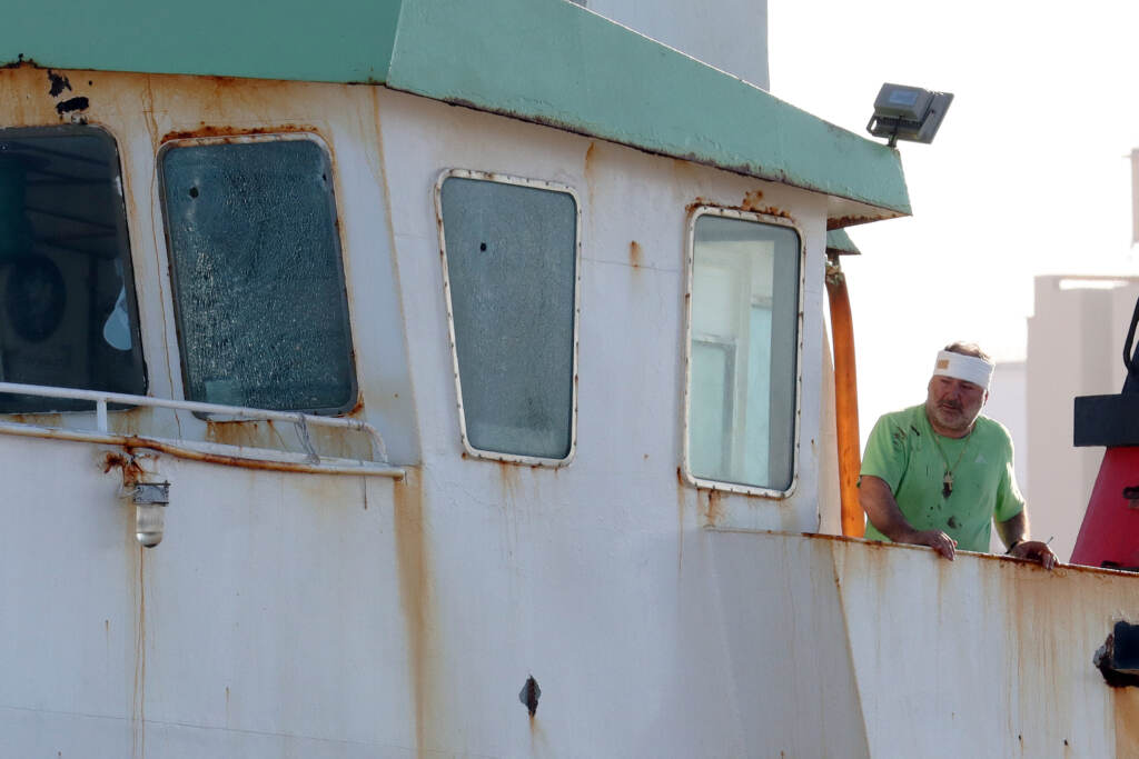 Galleria foto 'L’arrivo del peschereccio ‘Aliseo’ a Mazara: l’abbraccio del comandante al figlio | GALLERY' - foto 2