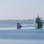 Libia, rientrati a Mazara del Vallo pescherecci italiani. Comandante ferito: “Sono vivo”