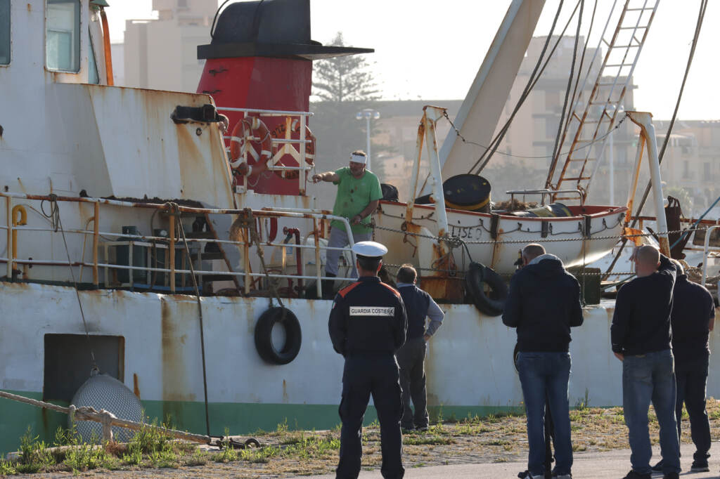 Galleria foto 'L’arrivo del peschereccio ‘Aliseo’ a Mazara: l’abbraccio del comandante al figlio | GALLERY' - foto 3