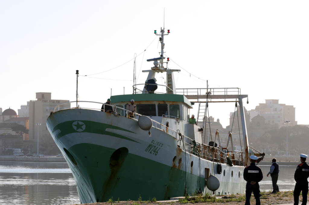 Galleria foto 'L’arrivo del peschereccio ‘Aliseo’ a Mazara: l’abbraccio del comandante al figlio | GALLERY' - foto 5