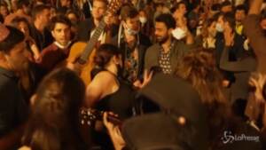 Covid, fine coprifuoco in Spagna: festa a Barcellona