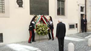 Moro, Mattarella depone una corona di fiori in via Caetani