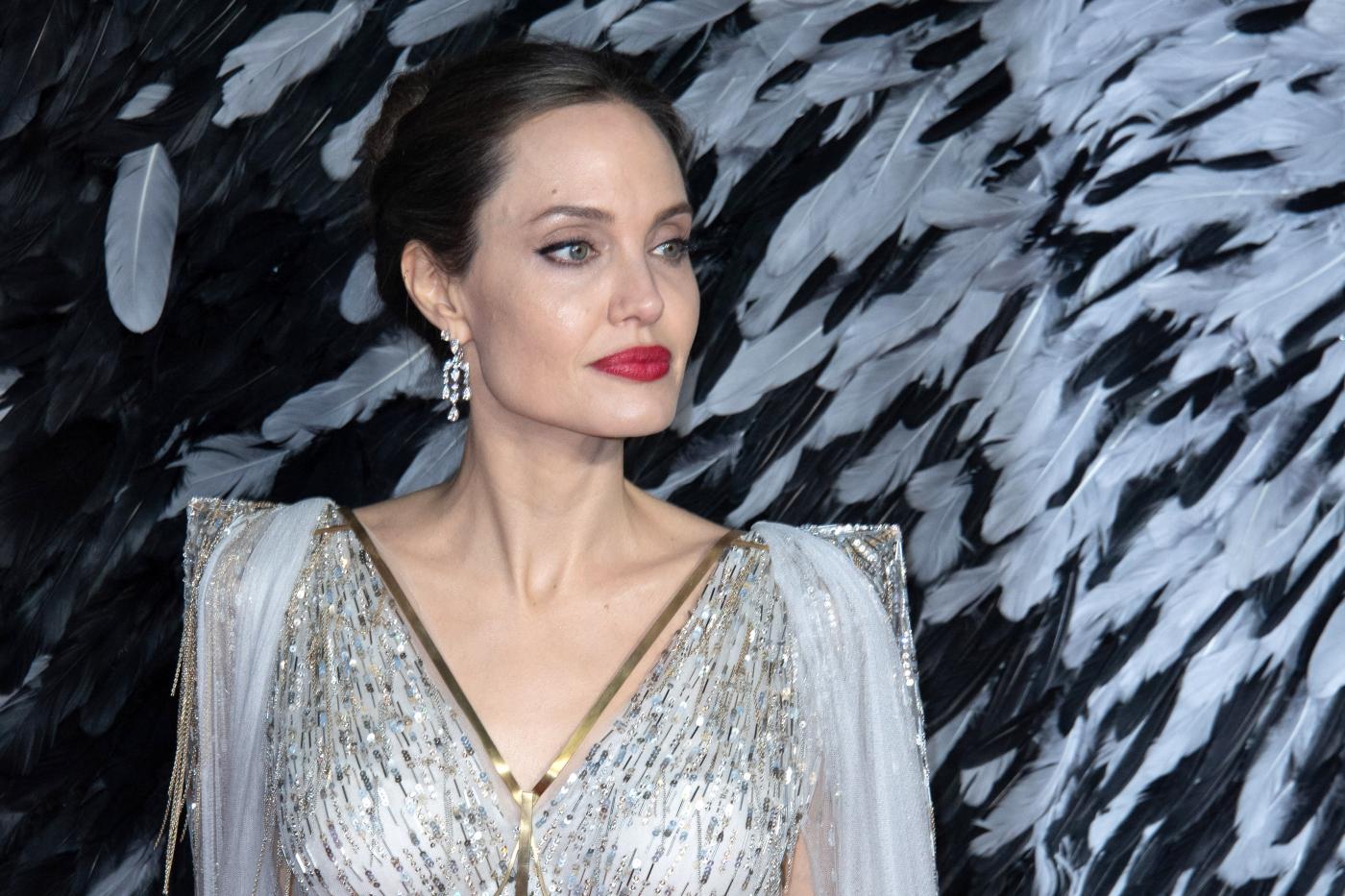 Angelina Jolie sul set e fuori con i 6 figli