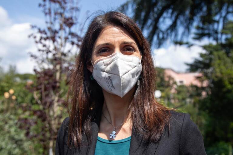 Virginia Raggi pianta un nuovo albero nel Bioparco alla prima tappa del Trophy Tour