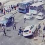 Scontri a Gerusalemme, auto presa a sassate investe manifestante