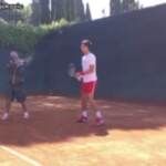 Fiorello spiega a Djokovic come giocare a tennis: il video è esilarante