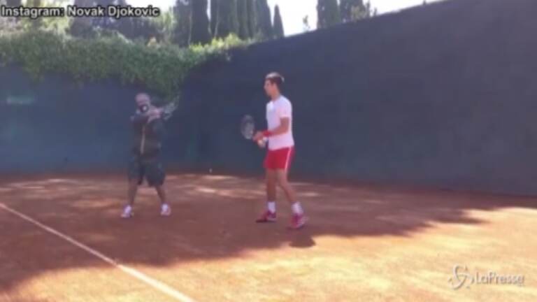 Fiorello spiega a Djokovic come giocare a tennis
