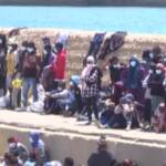 Lampedusa, i migranti accampati sul molo dopo l’arrivo sull’isola