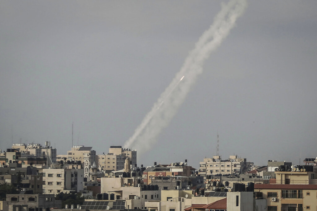 Scontri a Gerusalemme. Razzi da Hamas, Netanyahu: “Pagheranno” Scontri a Gerusalemme. Razzi da Hamas, Netanyahu: “Pagheranno”