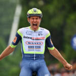 Giro d’Italia, Van der Hoorn vince a Canale: Ganna resta in rosa