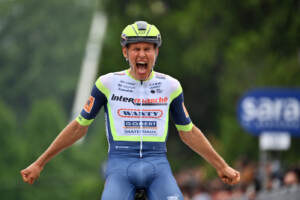Giro d'Italia, Van der Hoorn vince a Canale: Ganna resta in rosa