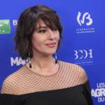 Monica Bellucci inaugura il biondo platino