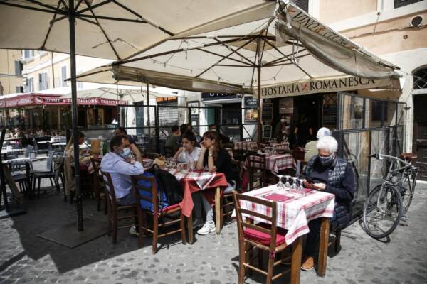 Coronavirus, Roma: pranzo all'aperto dopo la riapertura dei ristoranti