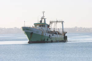 Rientra in porto a Mazara del Vallo il peschereccio Aliseo colpito dall'attacco della marina libica