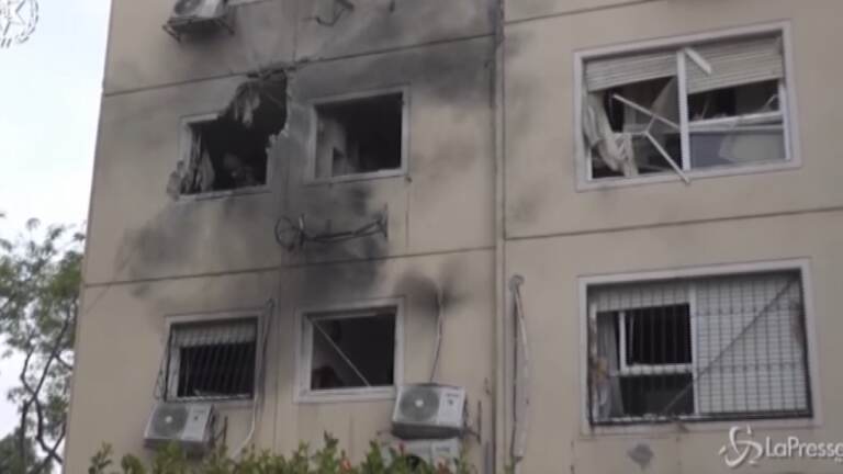 Israele, edificio colpito da un razzo a Ascalona: almeno 19 feriti