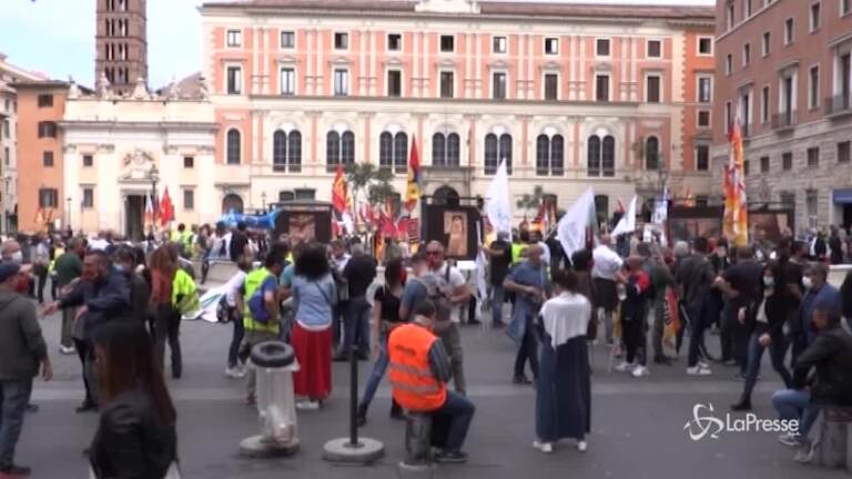 Alitalia, lavoratori in piazza a Roma