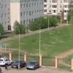 Studenti si lanciano dalle finestre per sfuggire alla sparatoria: dalla Russia le immagini shock
