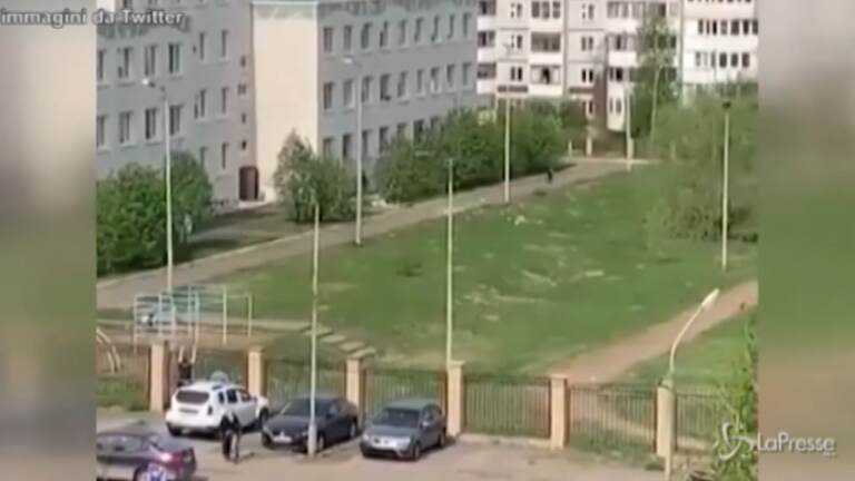 Studenti si lanciano dalle finestre per sfuggire alla sparatoria