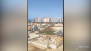 Israele: Ashkelon, il momento in cui un razzo colpisce un palazzo