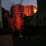 Raid su Gaza distrugge edificio di 12 piani, il momento del crollo