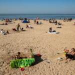 Legambiente: 783 rifiuti ogni 100 metri di spiaggia, l’84% è di plastica