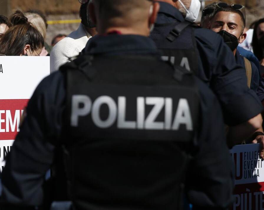 Cuoca violentata in una scuola a Roma: caccia all’uomo