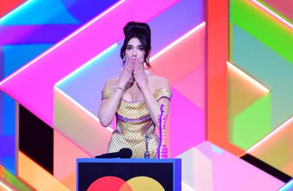 Dua Lipa ai Brit Awards 2021 a Londra