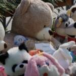 Russia, memoriale di fiori e pupazzi davanti alla scuola della strage