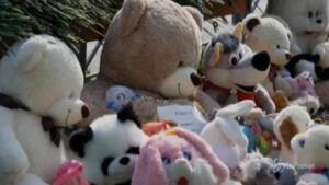 Russia, memoriale di fiori e pupazzi davanti alla scuola della strage
