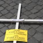 Ilva, decine di croci bianche a Roma in ricordo dei bambini morti a Taranto