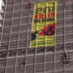 Greenpeace, attivisti si arrampicano sul palazzo di fronte all’Eni durante l’assemblea soci