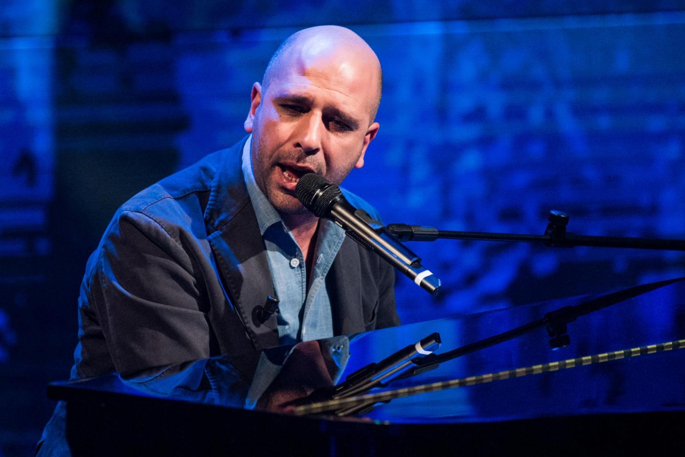 checco zalone esce il nuovo brano la prostata inflamada ecco il video da Lapresse.it checco zalone esce il nuovo brano la prostata inflamada ecco il video