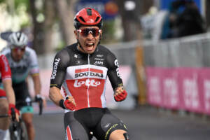 Giro d'Italia, Caleb Ewan trionfa a Cattolica: sua la quinta tappa