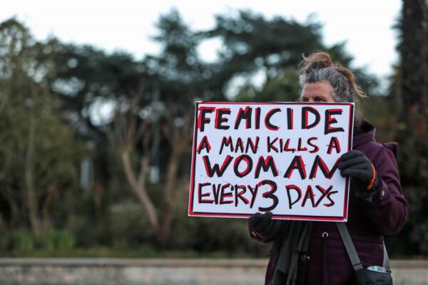 Donna protesta contro femminicidi