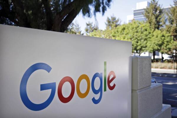 Immagine del logo di Google su un edificio