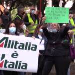 Alitalia, lavoratori in protesta davanti alla Rai