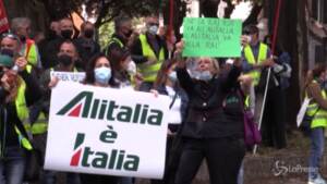 Alitalia, lavoratori in protesta davanti alla Rai