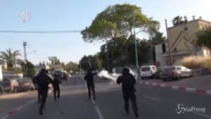 Scena di scontri a Lod, in Israele