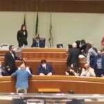 Sardegna, bagarre nell’Aula del Consiglio regionale: urla e spintoni