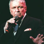 Frank Sinatra durante un concerto.