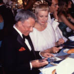 Grace Kelly con Frank Sinatra ad una cena di Gala.